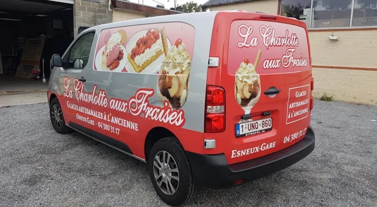 Camionnette La Charlotte aux Fraises entièrement habillée en covering imprimé par Kimva