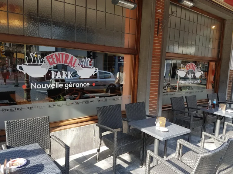 Vitrine du café Central Park habillée en lettrage adhésif découpé par Kimva, à Liège