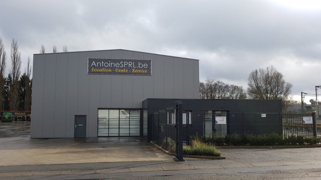 Bâche « AntoineSPRL.be » sur la façade d'un hall