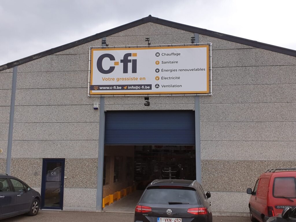 Bâche tendue sur structure Connecta® fixée à la façade d’un entrepôt