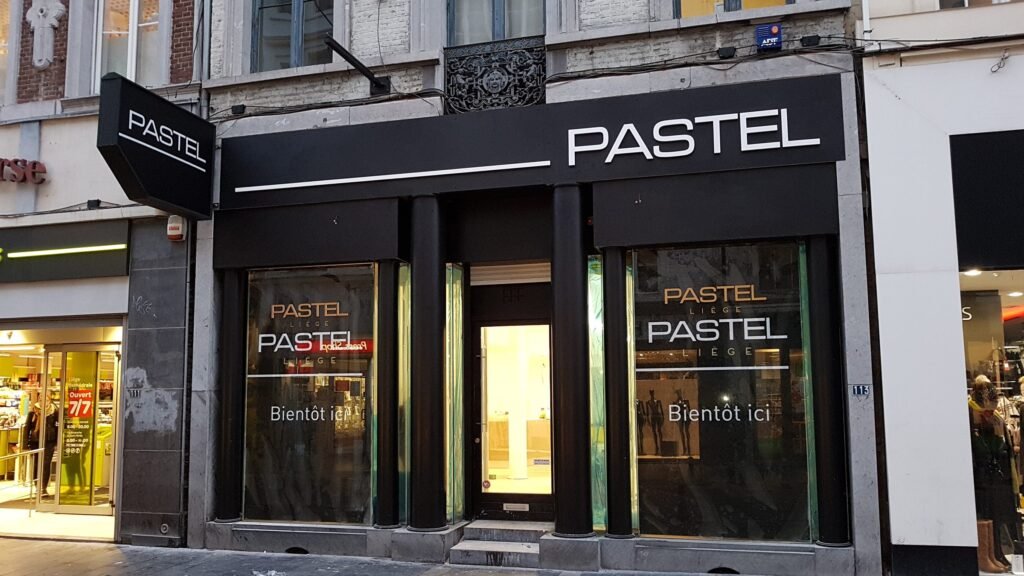 Façade de boutique avec enseigne en lettres blanches sur bandeau noir