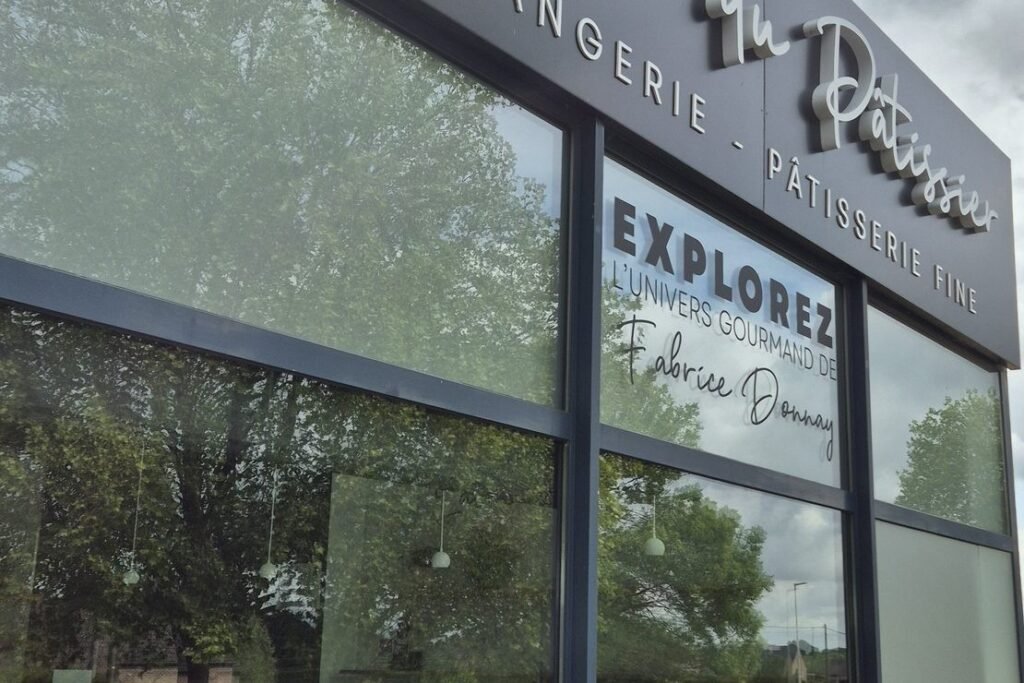 Lettres en relief posées sur la façade d’une boulangerie-pâtisserie