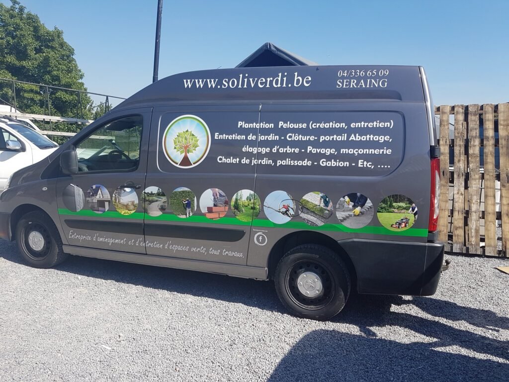 Camionnette Soliverdi, entretien d’espaces verts, lettrée sur tout le flanc