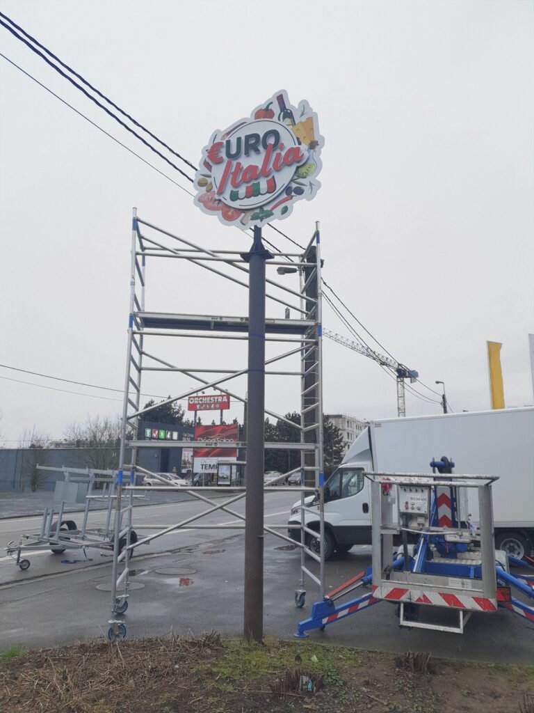 Pose du totem Euro Italia, nacelle et échafaudage