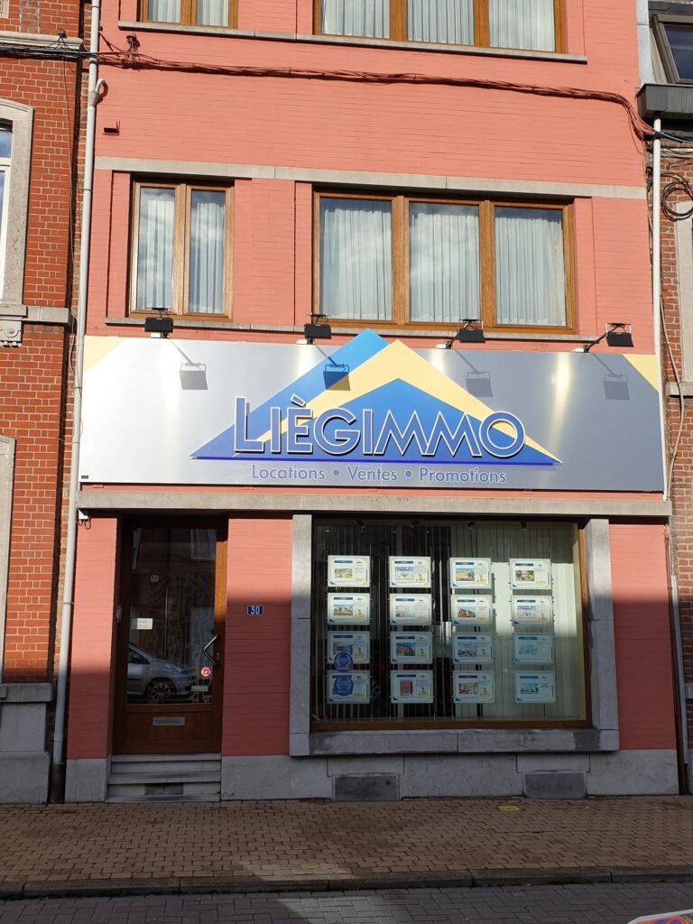 Enseigne de l'agence LiègeImmo, de jour