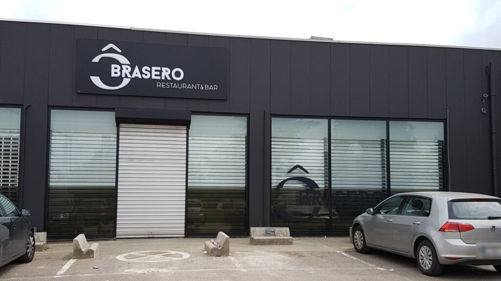 Façade du restaurant Ô Brasero : enseigne et logo sur la vitrine
