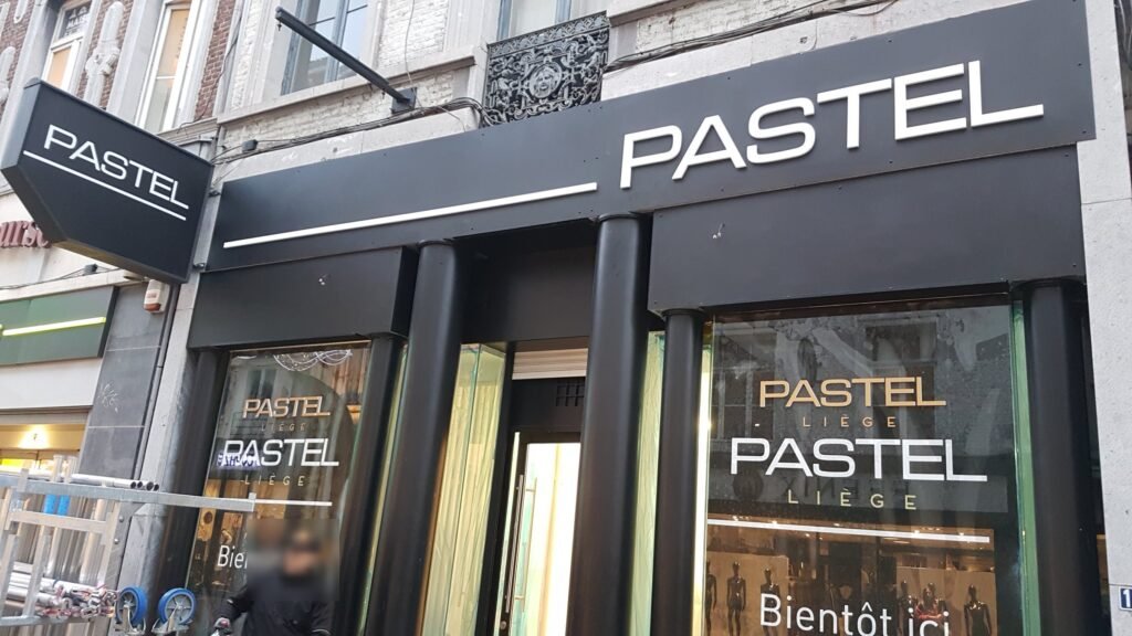 Façade et enseigne drapeau du magasin Pastel, Liège