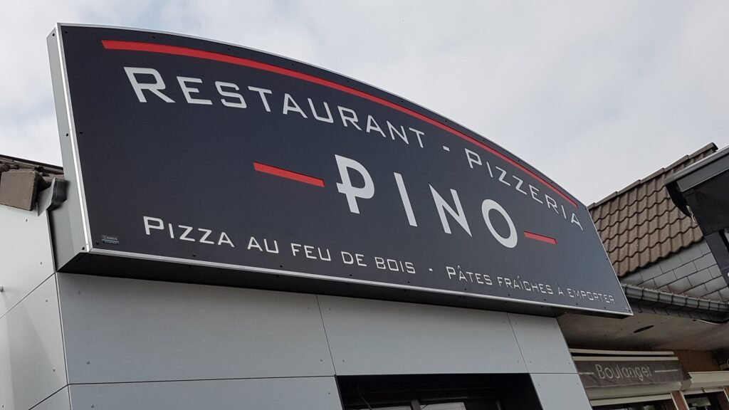 Enseigne cintrée de la pizzeria Pino