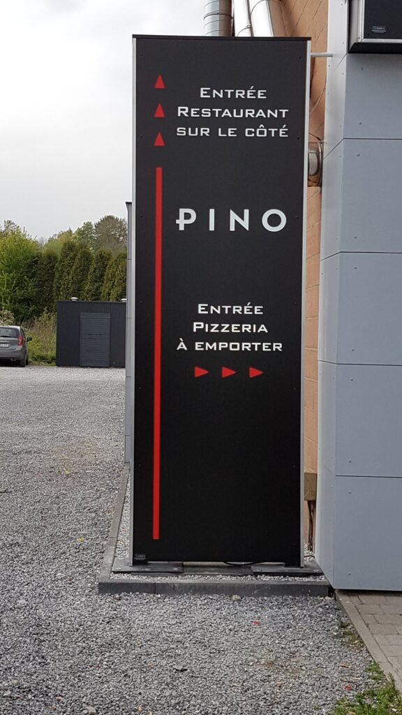 Totem d'entrée de la pizzeria Pino