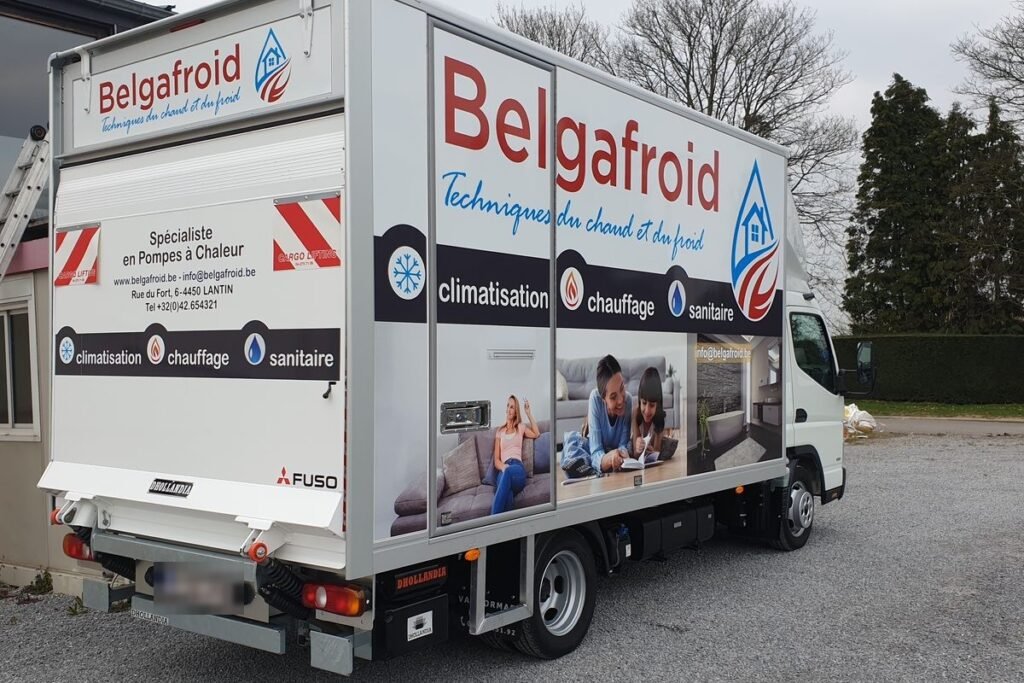 Camion d’un installateur chauffage et climatisation, lettré sur toute sa caisse